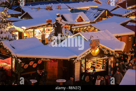 Annaberg Buchholz, Deutschland. 14 Dez, 2018. Ein Mann steht an einem mit Hausschuhen auf der Annaberger Weihnachtsmarkt abgewürgt. Der große Markt Pyramide sagt Stadt, im Bergbau und in der Weihnachtsgeschichte. Auf dem Markt gibt es Original Erzgebirge Holz Kunst in traditionellem und modernem Design. Räucherkerzen, weihnachtliche Düfte, Annaberger Faltsterne, mehr als 80 eingerichtete Stände sowie stimmungsvolle Advents- und Weihnachtszeit Musik Atmosphäre bieten. Kredite: Jan Woitas/dpa-Zentralbild/dpa/Alamy leben Nachrichten Stockfoto