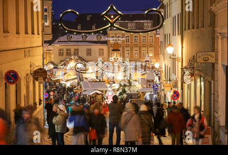 Annaberg Buchholz, Deutschland. 14 Dez, 2018. Zahlreiche Passanten Spaziergang durch die Große Kirchgasse Der Annaberger Weihnachtsmarkt. Der große Markt Pyramide sagt Stadt, im Bergbau und in der Weihnachtsgeschichte. Auf dem Markt gibt es Original Erzgebirge Holz Kunst in traditionellem und modernem Design. Räucherkerzen, weihnachtliche Düfte, Annaberger Faltsterne, mehr als 80 eingerichtete Stände sowie stimmungsvolle Advents- und Weihnachtszeit Musik Atmosphäre bieten. Kredite: Jan Woitas/dpa-Zentralbild/dpa/Alamy leben Nachrichten Stockfoto