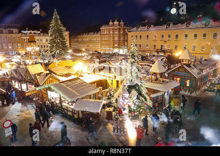 Annaberg Buchholz, Deutschland. 14 Dez, 2018. Passanten gehen über die Annaberger Weihnachtsmarkt. Der große Markt Pyramide sagt Stadt, im Bergbau und in der Weihnachtsgeschichte. Auf dem Markt gibt es Original Erzgebirge Holz Kunst in traditionellem und modernem Design. Räucherkerzen, weihnachtliche Düfte, Annaberger Faltsterne, mehr als 80 eingerichtete Stände sowie stimmungsvolle Advents- und Weihnachtszeit Musik Atmosphäre bieten. Kredite: Jan Woitas/dpa-Zentralbild/dpa/Alamy leben Nachrichten Stockfoto