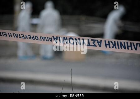 Athen, Griechenland. 17 Dez, 2018. Cordon der Polizei am Tatort gesehen Nach einer Bombendrohung ist außerhalb der Skai Fernsehsender in Faliro, Athen explodierte. Credit: SOPA Images Limited/Alamy leben Nachrichten Stockfoto