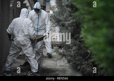 Athen, Griechenland. 17 Dez, 2018. Griechische forensischen Experten gesehen, die Szene nach einer Bombendrohung ist außerhalb der Skai Fernsehsender in Faliro, Athen explodierte. Credit: SOPA Images Limited/Alamy leben Nachrichten Stockfoto