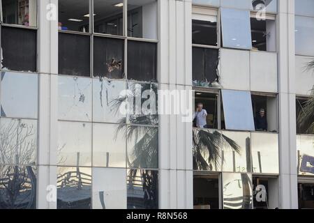 Athen, Griechenland. 17 Dez, 2018. Mitarbeiter des Kanals an den Fenstern des Gebäudes gesehen Nach einer Bombendrohung ist außerhalb von Skai Fernsehsender in Faliro, Athen explodierte. Credit: SOPA Images Limited/Alamy leben Nachrichten Stockfoto