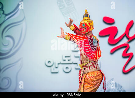 Thailändische Tänzerin, die den traditionellen Thai-Khon-Tanz auf dem Maskentanzfestival in Andong Südkorea vorführt Stockfoto