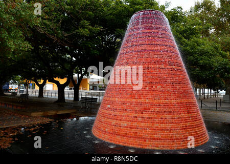 Lissabon, Portugal - 2 November, 2017. Berühmte kegel Brunnen der Expo 98 in der Nähe von Interactive Science Museum, Park der Nation in Lissabon, Portugal. Stockfoto