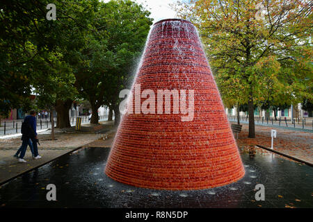 Lissabon, Portugal - 2 November, 2017. Berühmte kegel Brunnen der Expo 98 in der Nähe von Interactive Science Museum, Park der Nation in Lissabon, Portugal. Stockfoto