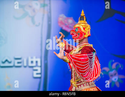 Thailändische Tänzerin, die den traditionellen Thai-Khon-Tanz auf dem Maskentanzfestival in Andong Südkorea vorführt Stockfoto