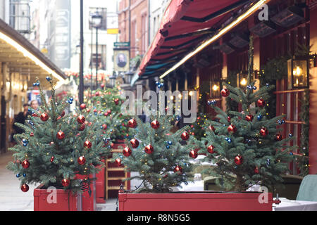 Weihnachtsbäume mit bunten Kugeln Stockfoto