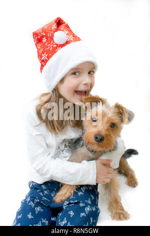 Kleines Mädchen das Tragen einer Mütze Holding ein Yorkshire Terrier Welpen Stockfoto