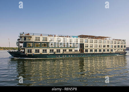 Große luxuriöse traditionelle ägyptische River Cruise Yacht segeln auf dem Nil mit Reflektion Stockfoto