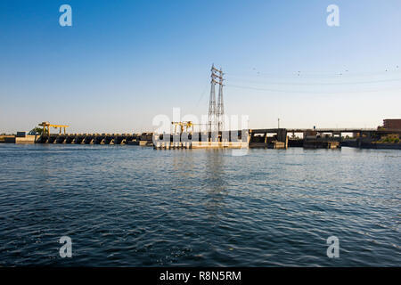 Querformat in großen breiten Fluss Nil in Ägypten mit Edfu Dam und Sperren Stockfoto