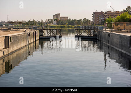 Blick über die grosse breite Transportsicherung an Nil in Ägypten durch städtische Landschaft mit Gatter öffnen Stockfoto