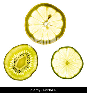 Dünne Scheiben von Limette, Zitrone und Kiwi, auf weißem Hintergrund Stockfoto