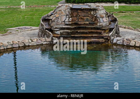 Sicht der öffentlichen Garten mit Schönheit künstlichen Teich und Wasserfall Wasserfall im Wohnviertel, Stadt Delchevo, Mazedonien, Europa Stockfoto