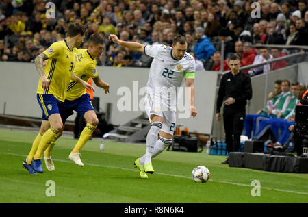 Solna, Schweden - 20 November, 2018. Schweden Nationalspieler Mikael Lustig und Victor Lindelof gegen Russland Nationalstürmer Artem Dzyuba du Stockfoto