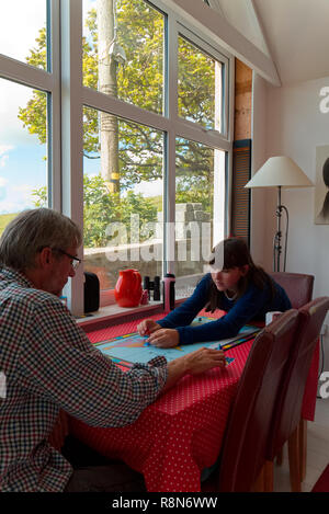 Vater und Tochter spielen ein Brettspiel Stockfoto