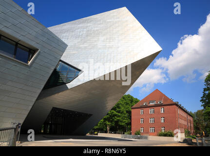 Eingang im Zentralgebäude der Leuphana Universität, Libeskind-Bau, Lüneburg, Lüneburg, Niedersachsen, Deutschland, Europa Stockfoto