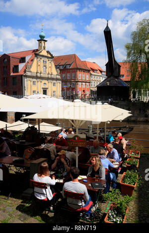 Straßencafés im alten Hafen Viertel am Fluss Ilmenau, Stintmarkt, Lüneburg, Lüneburg, Niedersachsen, Deutschland, Europa Stockfoto