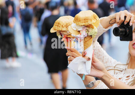 Essen ein großes Eis in Rom Stockfoto