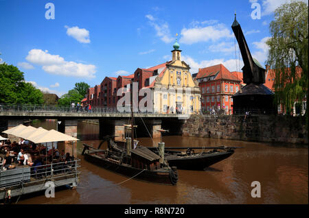 Straßencafés im alten Hafen Viertel am Fluss Ilmenau, Stintmarkt, Lüneburg, Lüneburg, Niedersachsen, Deutschland, Europa Stockfoto