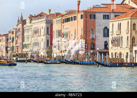 Die weißen Hände upport' von Lorenzo Quinn in Venedig - Redaktionelle Verwendung Stockfoto