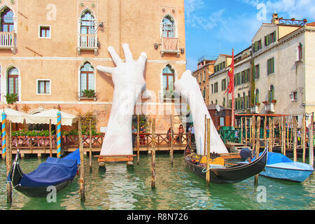 Die weißen Hände upport' von Lorenzo Quinn in Venedig - Redaktionelle Verwendung Stockfoto