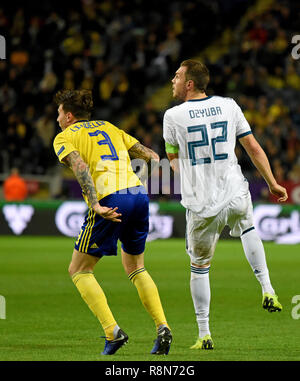 Solna, Schweden - 20 November, 2018. Schweden Nationalspieler Victor Lindelof und Russland Nationalstürmer Artem Dzyuba während UEFA Nationen Leagu Stockfoto