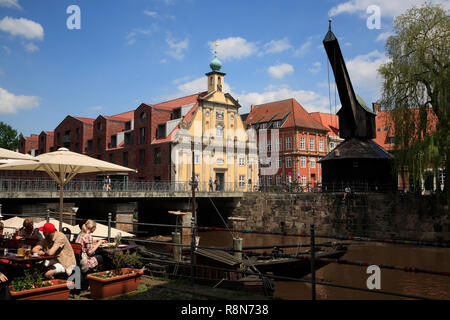 Straßencafés im alten Hafen Viertel am Fluss Ilmenau, Stintmarkt, Lüneburg, Lüneburg, Niedersachsen, Deutschland, Europa Stockfoto
