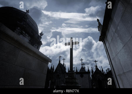 Hintergrundbeleuchtung alten Europäischen Friedhof gegen die drastischen bewölkter Himmel Stockfoto