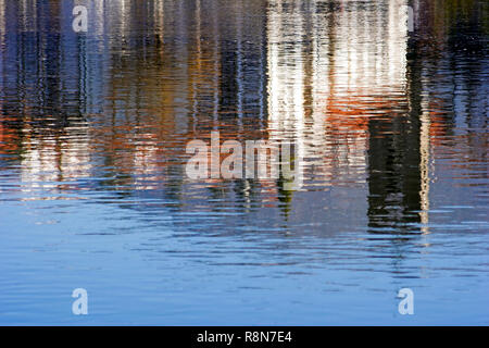 Reflexion der mittelalterlichen Stadt Ponte de Lima auf dem Fluss Lima (Portugal) Stockfoto