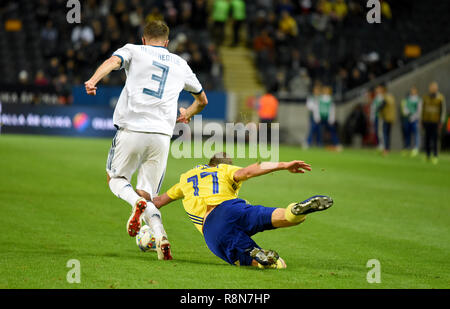 Solna, Schweden - 20 November, 2018. Russland Nationalmannschaft defender Römischen Neustaedter und Schweden Nationalmannschaft Mittelfeldspieler Viktor Claesson während UEFA Nat Stockfoto