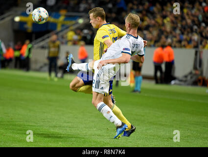 Solna, Schweden - 20 November, 2018. Russland Nationalmannschaft defender Vladislav Ignatjew und Schweden Nationalmannschaft Mittelfeldspieler Viktor Claesson während UEFA Na Stockfoto