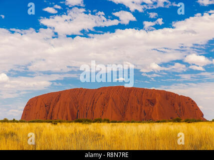 Ayers Rock, Australien - Oktober 12, 2018: Der Heilige Rock Ayers Rock gehört zu den australischen Aborigines, wird es als ein heiliger Ort. Stockfoto