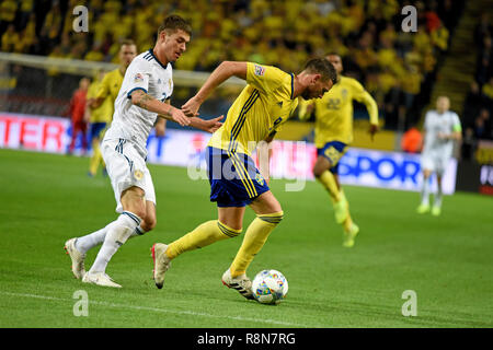 Solna, Schweden - 20 November, 2018. Russland Nationalmannschaft defender Römischen Neustaedter und Schweden Nationalstürmer Marcus Berg während der UEFA Nationen Le Stockfoto