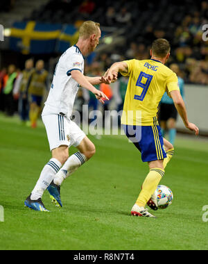 Solna, Schweden - 20 November, 2018. Russland Nationalmannschaft defender Vladislav Ignatjew und Schweden Nationalstürmer Marcus Berg während der UEFA Nationen L Stockfoto