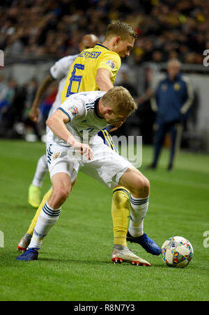 Solna, Schweden - 20 November, 2018. Schweden Nationalmannschaft links zurück Ludwig Augustinsson und Russland Nationalmannschaft Mittelfeldspieler Yury Gazinsky während UEFA Na Stockfoto