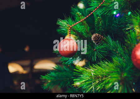 Nahaufnahme der Weihnachtskugel aus Weihnachtsbaum. Stockfoto