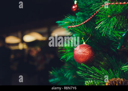 Nahaufnahme der Weihnachtskugel aus Weihnachtsbaum. Stockfoto