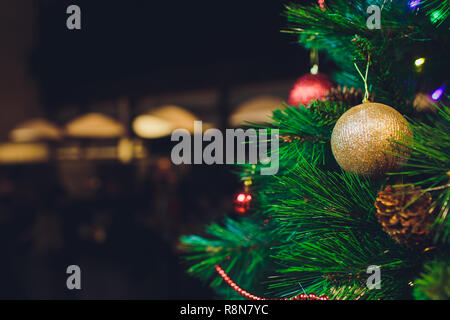 Nahaufnahme der Weihnachtskugel aus Weihnachtsbaum. Stockfoto