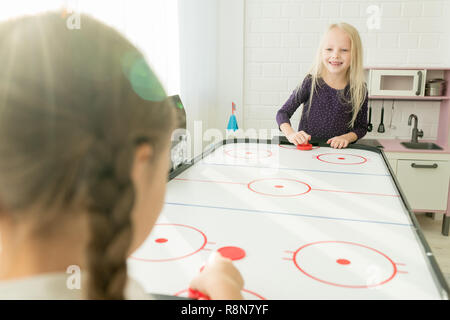 Positive kleine Mädchen Spaß im Spielzimmer Stockfoto