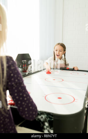 Jolly Mädchen mit Air Hockey Schlossfalle Stockfoto