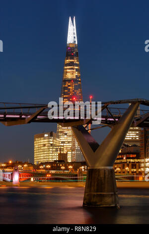 London, Großbritannien. 12. Dezember 2018. Der Shard London Christmas Light Show 2018, die Millennium Bridge steht im Vordergrund, eine nächtliche langen Belichtungszeit. Stockfoto