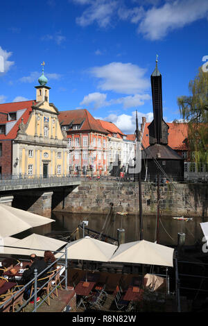 Cafés am Fluss Ilmenau, Hafen Viertel am Stintmarkt, Lüneburg, Lüneburg, Niedersachsen, Deutschland, Europa Stockfoto