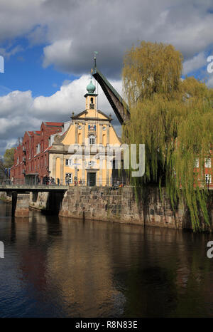 Fluss Ilmenau mit dem alten Kran, Hafen Viertel, Lüneburg, Lüneburg, Niedersachsen, Deutschland, Europa Stockfoto