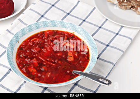 Die russischen und ukrainischen National Food - rote Rüben Suppe, Borscht. Nahaufnahme Stockfoto