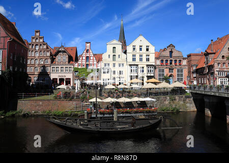 Alte Salz Schiff auf dem Fluss Ilmenau, Hafen Viertel am Stintmarkt, Lüneburg, Lüneburg, Niedersachsen, Deutschland, Europa Stockfoto