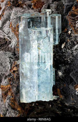 Aquamarin Kristall von Erongo, Namibia eingebettet in Matrix Stockfoto