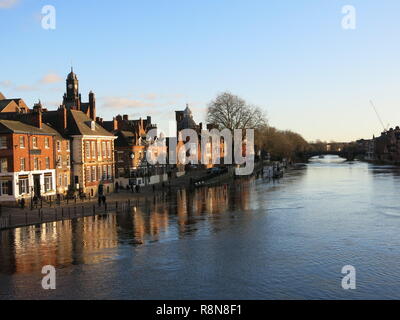 Blick von Lendal Brücke von den Ufern des Flusses Ouse in Richtung der Gebäude entlang der King's Landing Staith überlaufen; Dezember 2018 Stockfoto