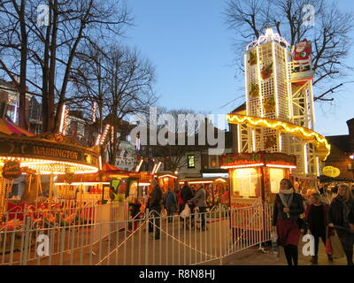 Eine beleuchtete, festliche Messe ergänzt die weihnachtliche Atmosphäre in der Innenstadt von York an einem Sonntag Nachmittag im Dezember 2018 Stockfoto