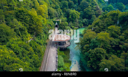 Neue ATHOS, Abchasien, Georgien, vom 11. SEPTEMBER 2017: Die Psirtskha Bahnhof - Blick durch Laub Stockfoto