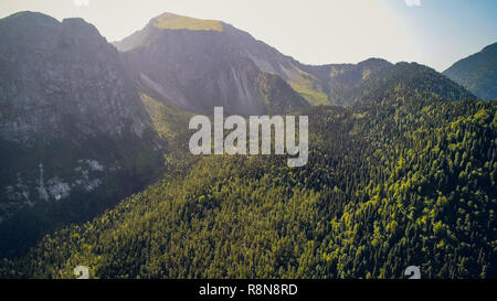 Erstaunliche Natur Landschaft mit Blick auf den See Ritsa, Abchasien Aerial View Resort Stadt Gagra, Abchasien, Georgien Stockfoto